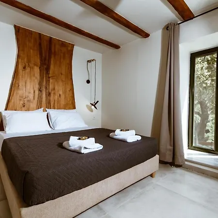 Ellafos Traditional Living Appartement